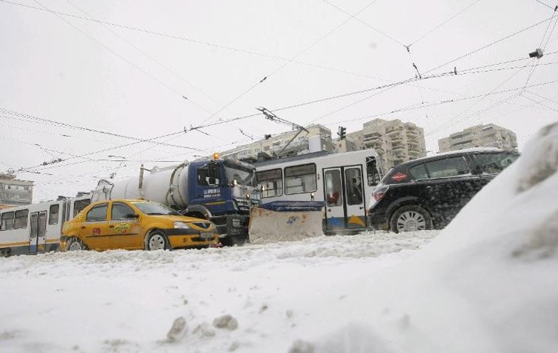Liniile RATB 23, 32 şi 117, deviate în urma prăbuşirii unor ziduri de la fabrica de bere Rahova. Echipajele ISU au intervenit / VIDEO