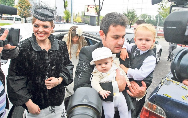 Urcă pe scenă şi gravidă în şapte luni!