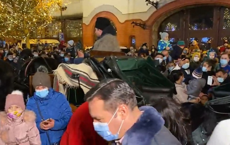 VIDEO | Sute de oameni la aprinderea luminițelor, în Baia Mare. Primarul Cherecheș: „Nu îi putem ucide pe Moș Nicolae și pe Moș Crăciun”
