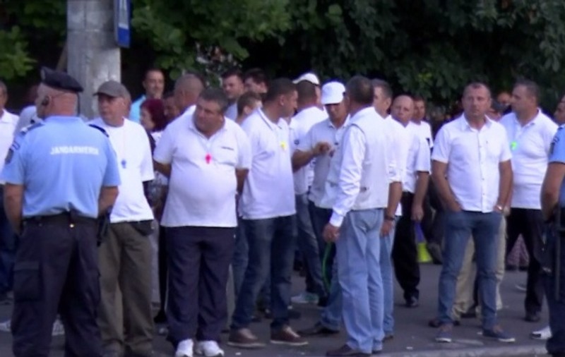 Protest la Palatul Cotroceni împotriva lui Klaus Iohannis. Oamenii îi cer președintelui s-o demită pe șefa DNA