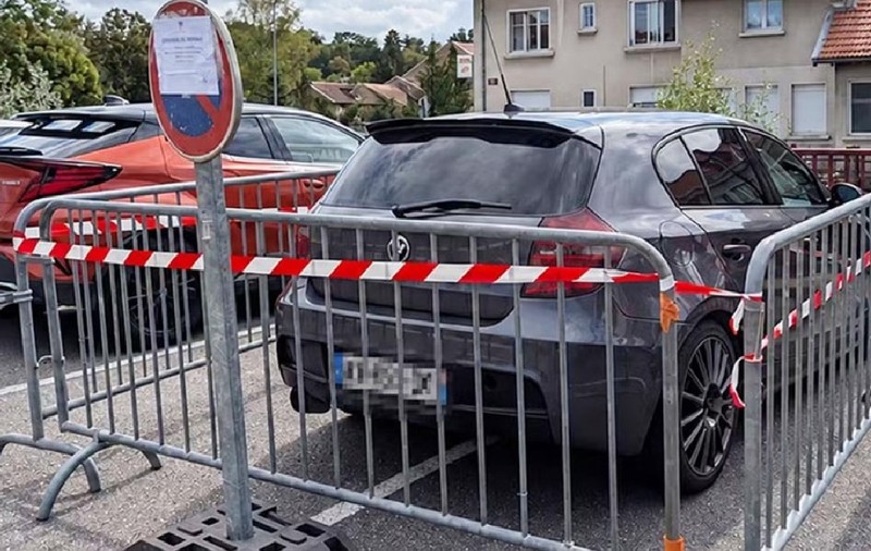 Un BMW parcat neregulamentar a fost înconjurat de bariere metalice
