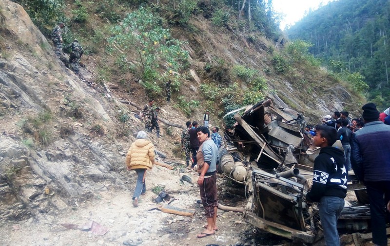 Cel puțin 25 de oameni au murit după ce autobuzul în care se aflau a căzut într-o prăpastie, în Nepal