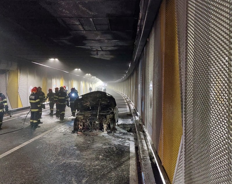 O mașină a luat foc în Pasajul Unirii. Toți oamenii au fost evacuați. VIDEO