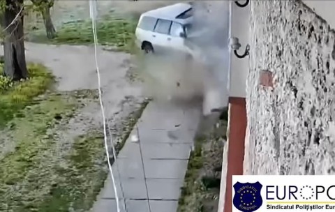 Momentul în care o mașină s-a izbit violent de zidul unei case, în Caraș-Severin. Șoferul a murit, iar soția și cei trei copii au ajuns la spital