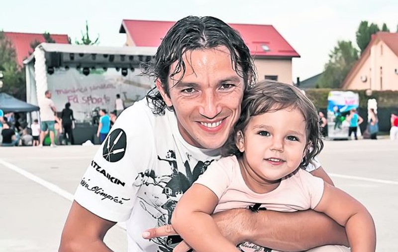 Fostul internaţional George Ogăraru a scos-o în lume, la un eveniment sportiv, pe Sofia, mezina familiei