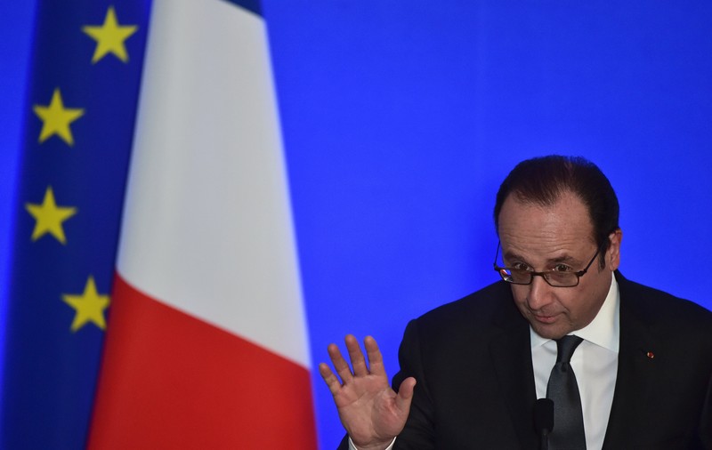 Un jandarm a tras din greșeală cu arma în timpul unui discurs al lui Francois Hollande. Două persoane au fost rănite