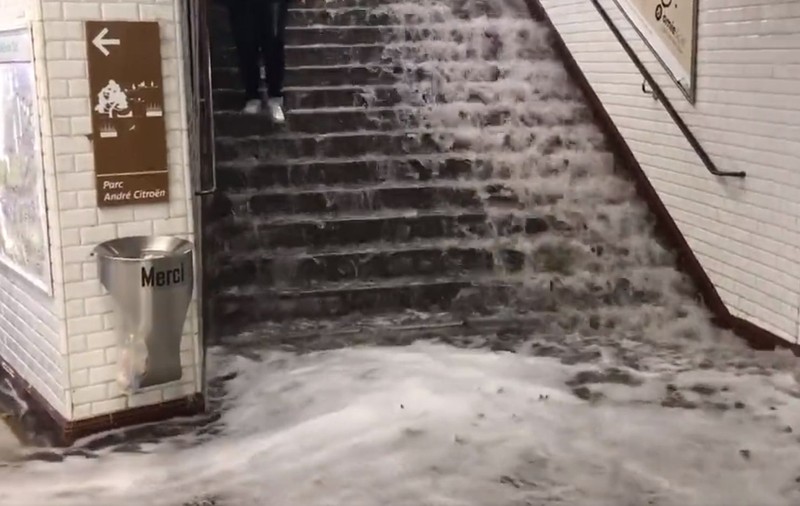Imagini cu ploaia torențială care a lovit Parisul după valul de caniculă. Mai multe stații de metrou au fost inundate
