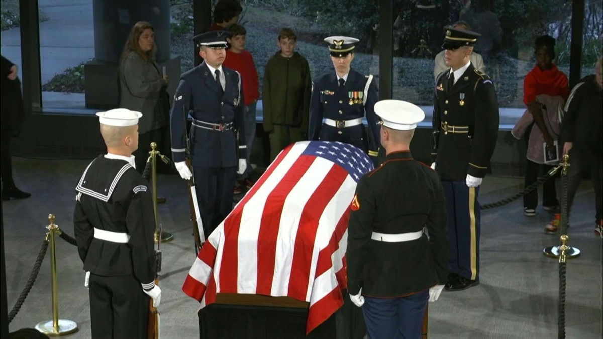 Sicriul lui Jimmy Carter susținut de mai mulți militari. Imagine Profimedia
