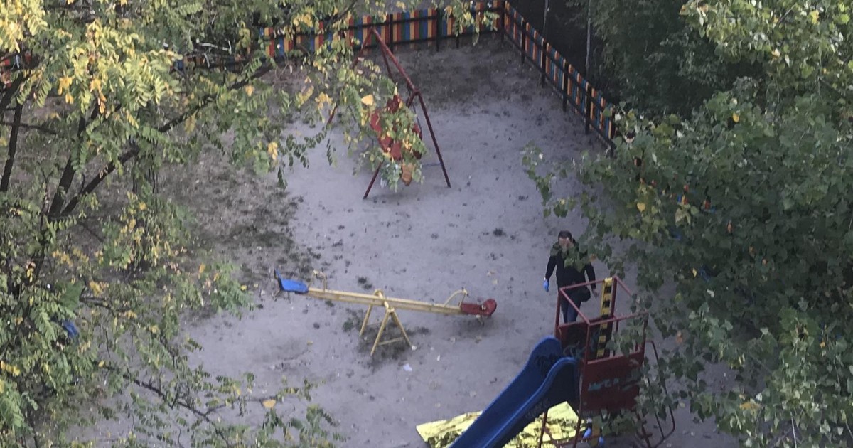 Tânăr găsit spânzurat într-un loc de joacă pentru copii, în Craiova. Descoperirea macabră a fost făcută de o femei care-și plimba câinele