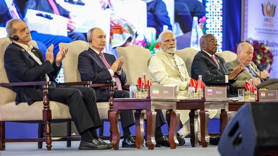 Narendra Modi (centru), Vladimir Putin (al doilea din stânga) și președintele iranian Masoud Pezeshkian la un eveniment în marja summitului BRICS Sursa foto: Profimedia