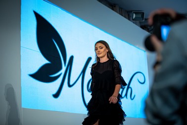 Adina Asăvoaie a defilat pe podium la Romanian Fashion Philosophy