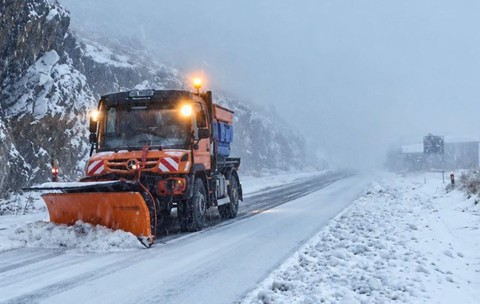 Drumarii intervin pe Transfăgărășan cu utilaje și antiderapant din cauza ninsorilor, 16 octombrie 2026