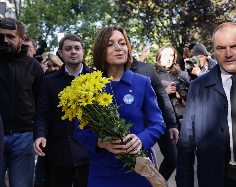 Ținuta purtată de Maia Sandu în ziua alegerilor parlamentare din Republica Moldova. Semnificația culorii alese de președintă