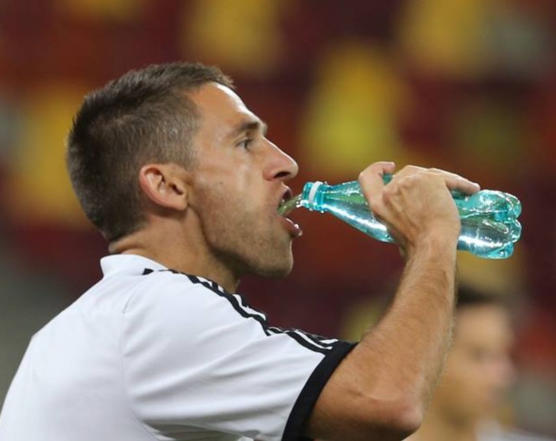 Sârbii de la Partizan s-au delectat înaintea meciului cu Steaua răsfoind reviste cu femei sexy. Ce frumuseți au în delegație! / VIDEO
