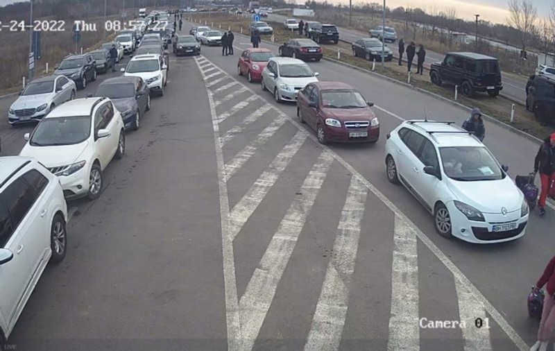 Cozi de mașini la punctul de intrare în Republica Moldova dinspre Ucraina. Maia Sandu: „Suntem pregătiți să primim câteva zeci de mii de oameni”