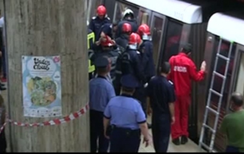 Un bărbat a căzut în faţa metroului, în staţia Republica. Nu se știe dacă a fost un accident sau o tentativă de sinucidere