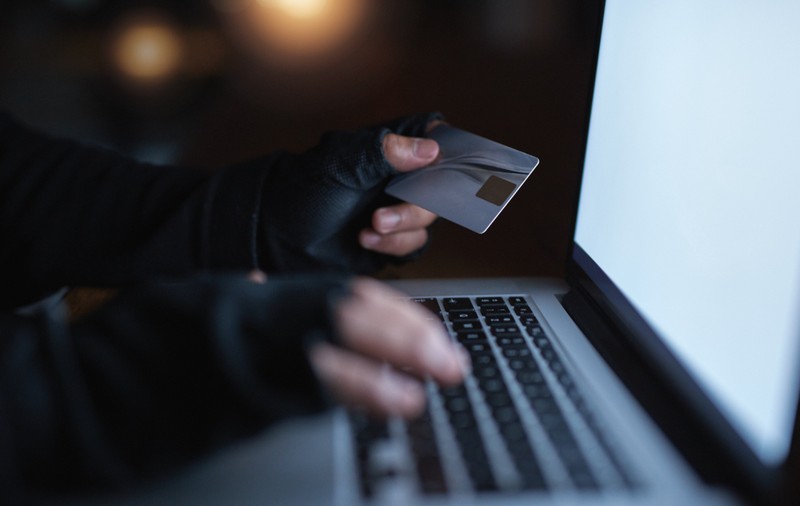 Fraude de sărbători la care sunt expuși românii. Cum le identificăm și cum ne protejăm