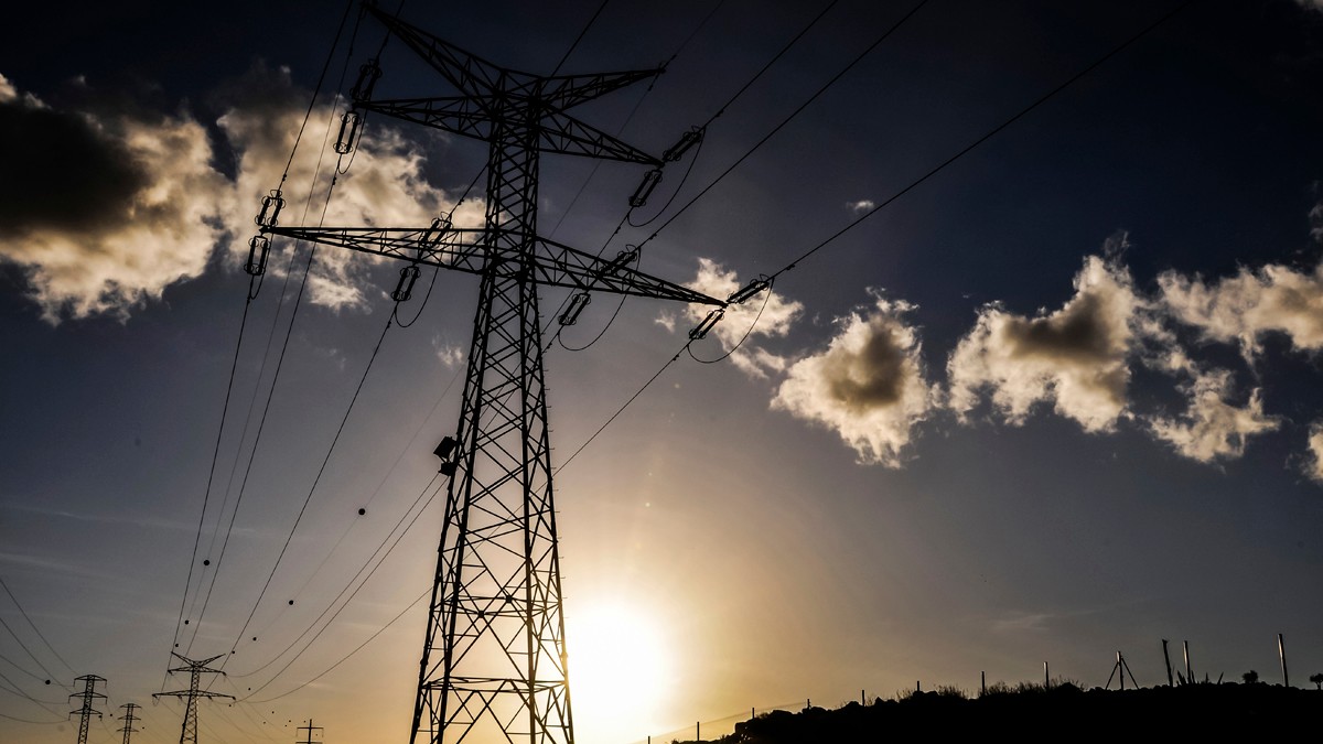 Un consumator acuză că oferta cea mai bună primită de la Electrica este de fapt o scumpire cu 13% a energiei. Linii aeriene electrice