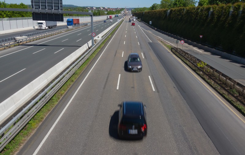 Un șofer român a condus drogat pe contrasens și a provocat un accident, în Austria. În mașina lovită se aflau o mamă și fiul ei