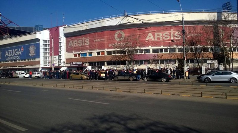 La arena din Giulești s-au format cozi uriașe încă de la prânz FOTO: FC Rapid București