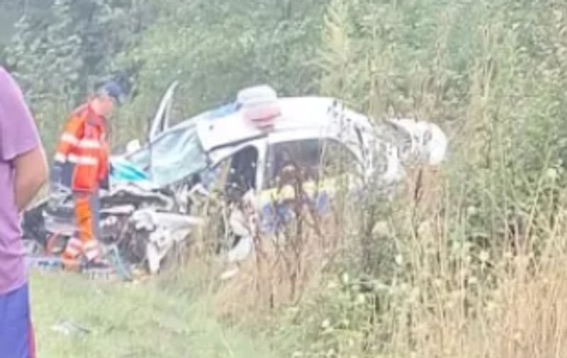 Trafic blocat de DN 13, în Braşov, după ce o mașină de poliție a fost izbită de remorca unui TIR. O polițistă a murit