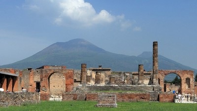 creierul unui tânăr din Pompei, ucis de eruptia vulcanului Vezuviu, s-a transformat în sticlă