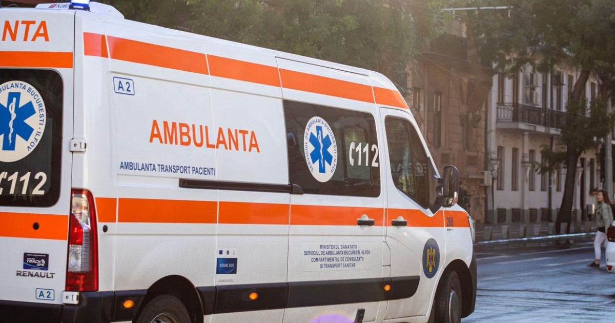 Imagine cu o ambulanță în mers prin oraș
