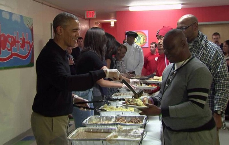 De Ziua Recunoștinței, Obama i-a servit cu o cină pe oamenii străzii  | VIDEO