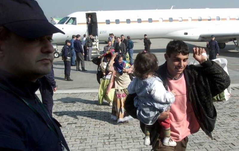 Războiul francezilor cu rromii continuă! Încă o tabără desfinţată