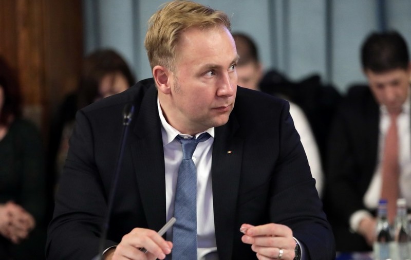Deși a spus că nu a vrut să dea bani spitalelor private, iată emailul prin care ministrul Costache trimite „ordinele corectate de mine” și în care cere „orientarea” inclusiv „spre centre private”!