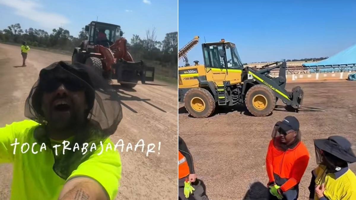 Colaj cu tanarul din Spania care muncetse in Australia, in stanga este el, in tricou verde aprins, cu o palarie cu plasa pe fata, in spatele lui un tractor rosu, in dreapta se vede un utilaj galben in spaten, in prim plan cativa colegi, muncitori la fermele de bumbac