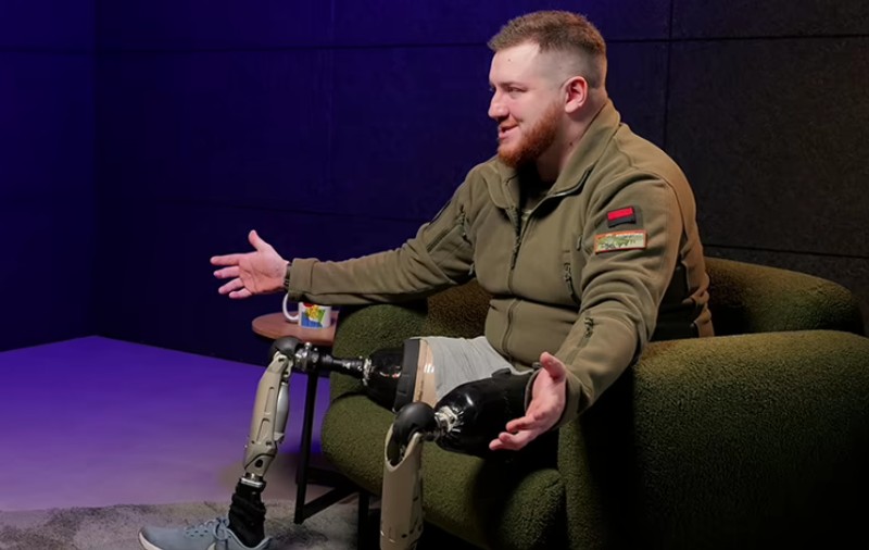 „Un haos”. Un veteran ucrainean care se afla la protezare în străinătate, după ce și-a pierdut picioarele în luptele din Donbas, a primit citație de înrolare