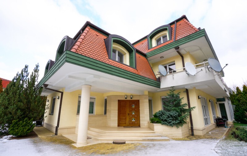 Vilă de aproape două milioane de euro, de VÂNZARE pe un site internațional, cu solar și sală de fitness