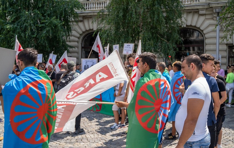 O discuție mereu sensibilă în societatea românească: de ce „țigani” e jignitor și omenește ar fi să spunem „romi”