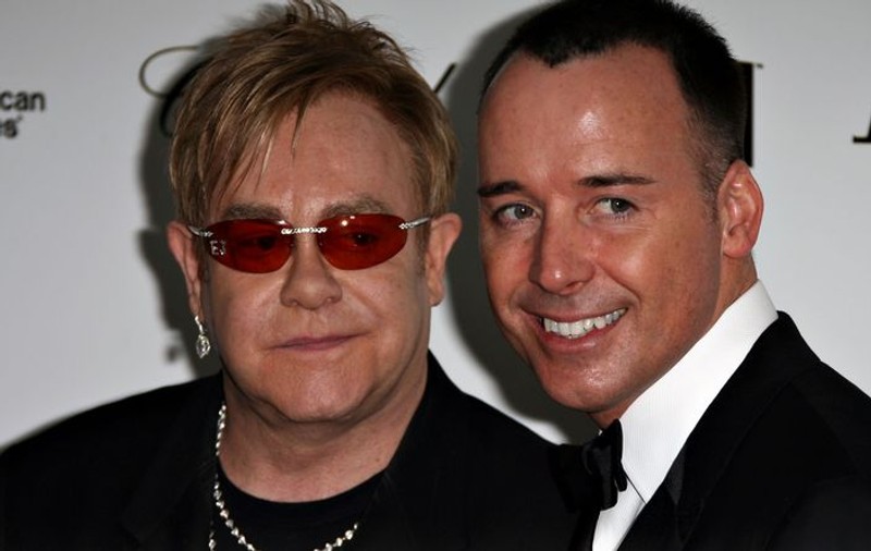 Elton John a ales ca naşi pentru copilul său un cuplu de lesbiene