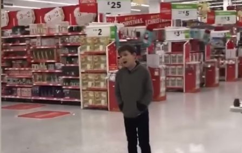 VIDEO VIRAL | Vocea uimitoare a unui copil cu autism se aude acum în toată lumea. A șocat audienţa cântând în mijlocul unui magazin