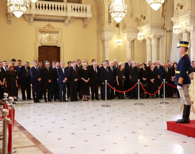 Slujba Stâlpilor, oficiată de preoți la catafalcul lui Ion Iliescu. Nume grele din politică au asistat la rugăciune