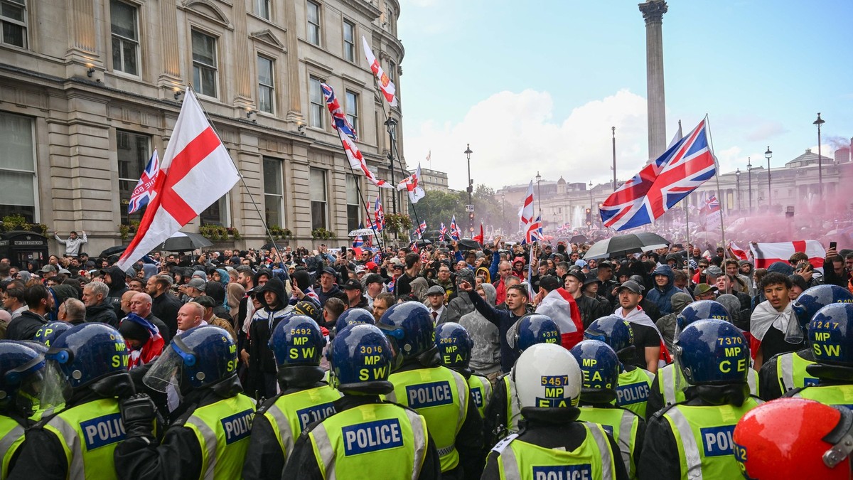 LONDRA, REGATUL UNIT - 13 SEPTEMBRIE: Confruntări între poliție și protestatari în timpul unui marș anti-imigrație organizat în Londra, pe 13 septembrie 2025. Poliția a intervenit când susținătorii lui Robinson au încercat să se apropie de zona în care se adunaseră demonstranții „Marșul împotriva fascismului”. Mai mulți protestatari au fost reținuți în timpul încăierărilor. Rasid Necati Aslim / Anadolu/ABACAPRESS.COM