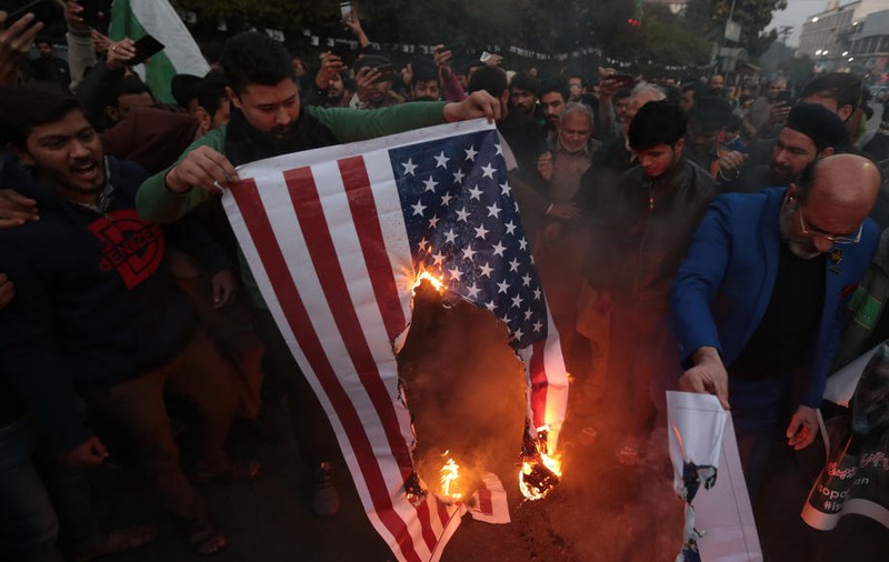 Iranul este în doliu după moartea generalului Qassem Soleimani. Mii de oameni protestează, prezentatorii plâng la TV