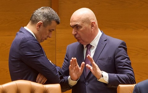 Confruntare Grindeanu-Bolojan la adunarea primarilor: „S-a încercat diabolizarea primarului”. Șeful PSD, luat la rost de un edil