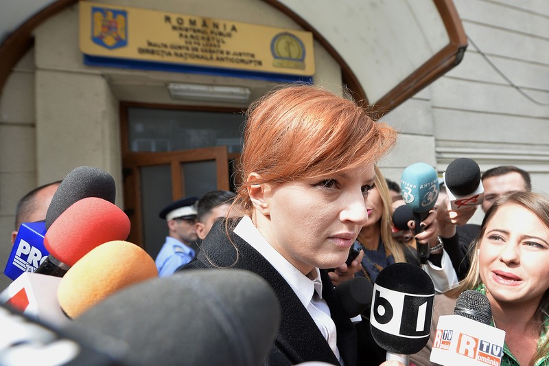 Fiica fostului presedinte Traian Basescu, Ioana Basescu, paraseste joi 22 Septembrie 2016, sediul DNA, la finalul audierii sale de catre procurorii anticoruptie. ALEXANDRU DOBRE/MEDIAFAX FOTO