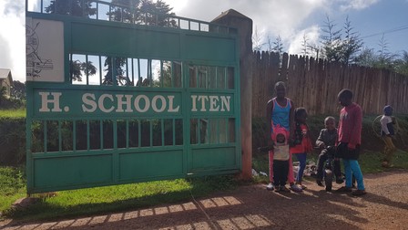 Intrarea în liceul St. Patrick din Iten, Kenya