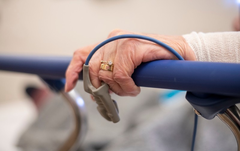 O femeie a murit în fața spitalului din Slatina, la câteva minute după externare. Familia acuză medicii de neglijență și malpraxis