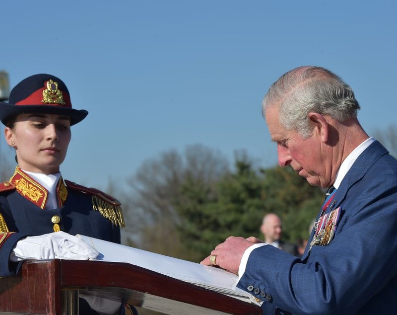 VIDEO & FOTO / Prinţul Charles, în România. Moștenitorul Coroanei Britanice a fost decorat de președintele Klaus Iohannis