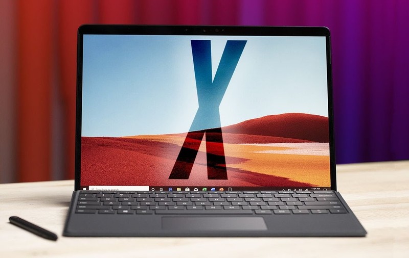 Ultimul laptop hibrid Microsoft Surface Pro X costă 1.000 de dolari dar nu are mufă de căști. Poate fi însă folosit și ca o tabletă