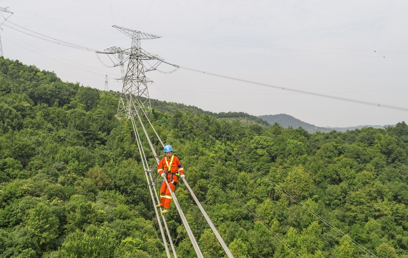 Două companii controlate de stat se războiesc pe averea imobiliară. Conflict între Electrica și SAPE pe terenurile distribuțiilor privatizate