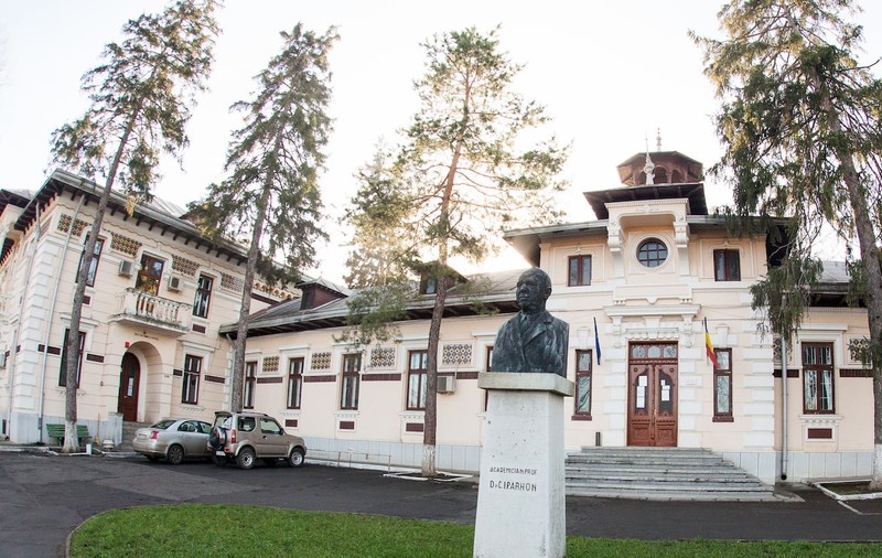 Institutul „Socola” datorează 8 milioane de lei unor angajați dați afară după o lună. Conducerea spitalului: „Recuperăm banii de la persoanele vinovate”