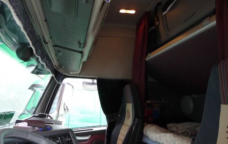 Șofer român de TIR prins cu trei vietnamezi în patul din cabina camionului, în Franța