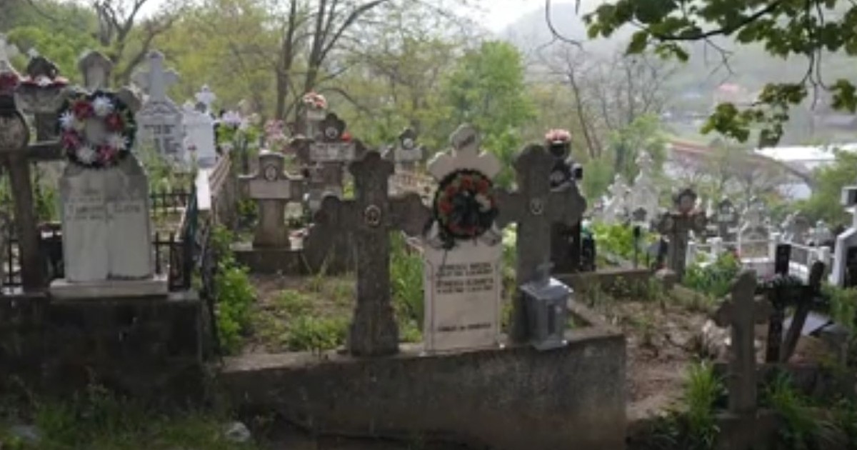 Un cimitir din Buzău, înconjurat de vegetație, așezat pe un deal din localitate.