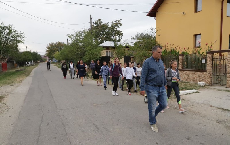 Localnicii din Gura Șuții o descriu ca pe un copil-model pe fetița ucisă la ei în sat. „Mihaela le zicea tuturor «Săru'mâna»”